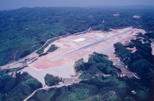 能登空港滑走路施工